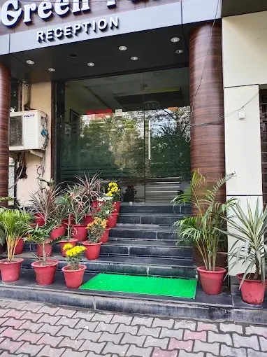 Collection O by OYO Greenpark in Jamshedpur